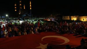 Büyük zafere coşkulu fener alayı