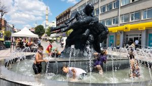 Çocuklar hem eğlendiler hem serinlediler