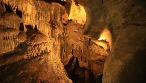 Dupnisa Mağarası turistlerin ilgi odağı oldu