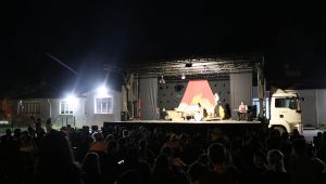 Kamyon üzerinde oynanan tiyatro ilgi odağı oldu