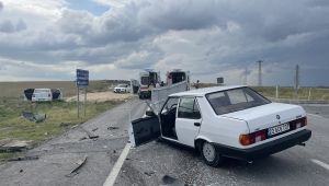 Otomobillerin çarpıştığı kazada 3 yaralı