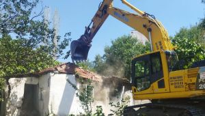 Tehdit oluşturan metruk bina yıkıldı