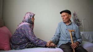 Yatağa bağımlı eşinin elini huzurevinde de bırakmadı