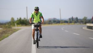 Bisikletiyle günlük 40 kilometre yol gidiyor