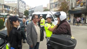 Kazada kaskı kırılan sürücüye yeni kask