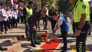 Miniklerden ‘Yayalara öncelik’ duruşu