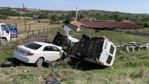 Otomobiller çarpıştı, 2 kişi yaralandı