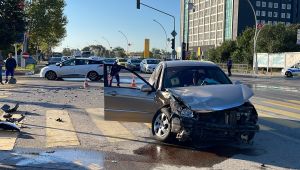 Otomobillerin çarpıştığı kazada 3 yaralı