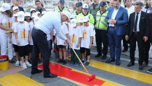 Soylu, öğrencilerle yaya geçidi boyadı
