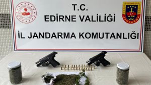 Bir evde 300 gram esrar ve 2 tabanca ele geçirildi