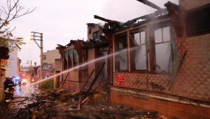 Çıkan yangında iki katlı ahşap bina kül oldu