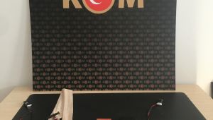 Ehliyet sınavında kopya çekmek isteyen 2 kişi yakalandı