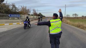 Jandarma, motosiklet sürücülerine reflektif yelek dağıttı