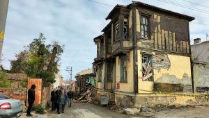 Mahalle halkının ‘metruk bina’ isyanı