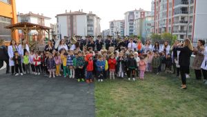Minik öğrenciler, Atatürk’ü sevdiği şarkılarla andı