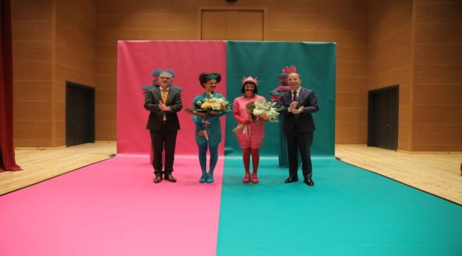 Ödüllü oyun bin öğrenci ile buluştu