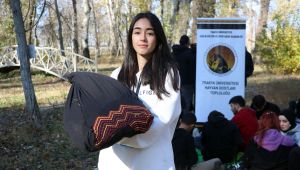 Sahipsiz hayvanlar için atık kumaşlardan battaniye yaptılar