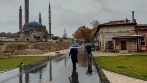 Yağmur yağdı şemsiyeler yok sattı