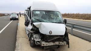Yolcu minibüsü ile kamyonet çarpıştı: 9 yaralı