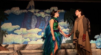 366 oyuncak, tiyatro biletine dönüştü