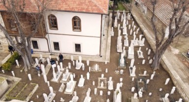 Dergahtaki mezar taşları onarıldı