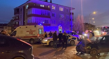İki otomobilin çarpıştığı kazada 3 yaralı
