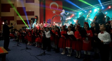 Konserde 'Bir öğrenci de sen okut' kampanyası