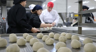 Meslek lisesi öğrencileri ekmek üretimine başladı
