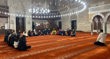Öğrenciler camide ders işledi