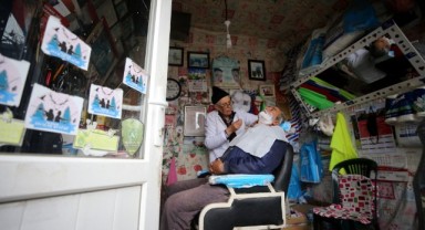 4 metrekarelik dükkanında 43 yıldır saç kesiyor