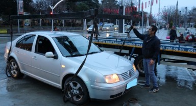 Bariyere takılan otomobil çekiciyle kurtarıldı