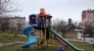 Çocuk oyun gruplarını ateşe verdiler!
