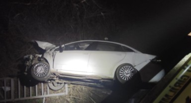 Devrilen otomobildeki 5 kişi yaralandı