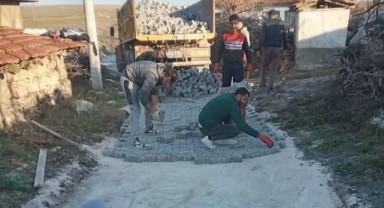 Engelli ailenin yaşadığı sokağın yolları yenilendi