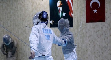 Eski futbol hakemi, eskrim sporcuları yetiştiriyor