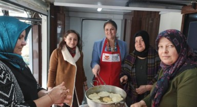 Kadın kollarından Selimiye'de lokma ikramı