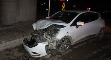 Kamyonetle çarpışan otomobildeki 3 kişi yaralandı