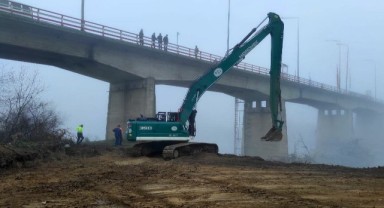 Köprü ayakları ortak çalışmayla temizlendi