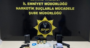 Otomobilde uyuşturucu ve silah bulundu