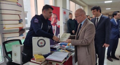 Vali Kırbıyık’tan 41 kitap bağışı
