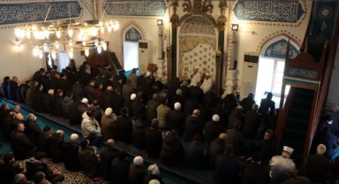 Cuma namazlarında depremzedeler için dua edildi
