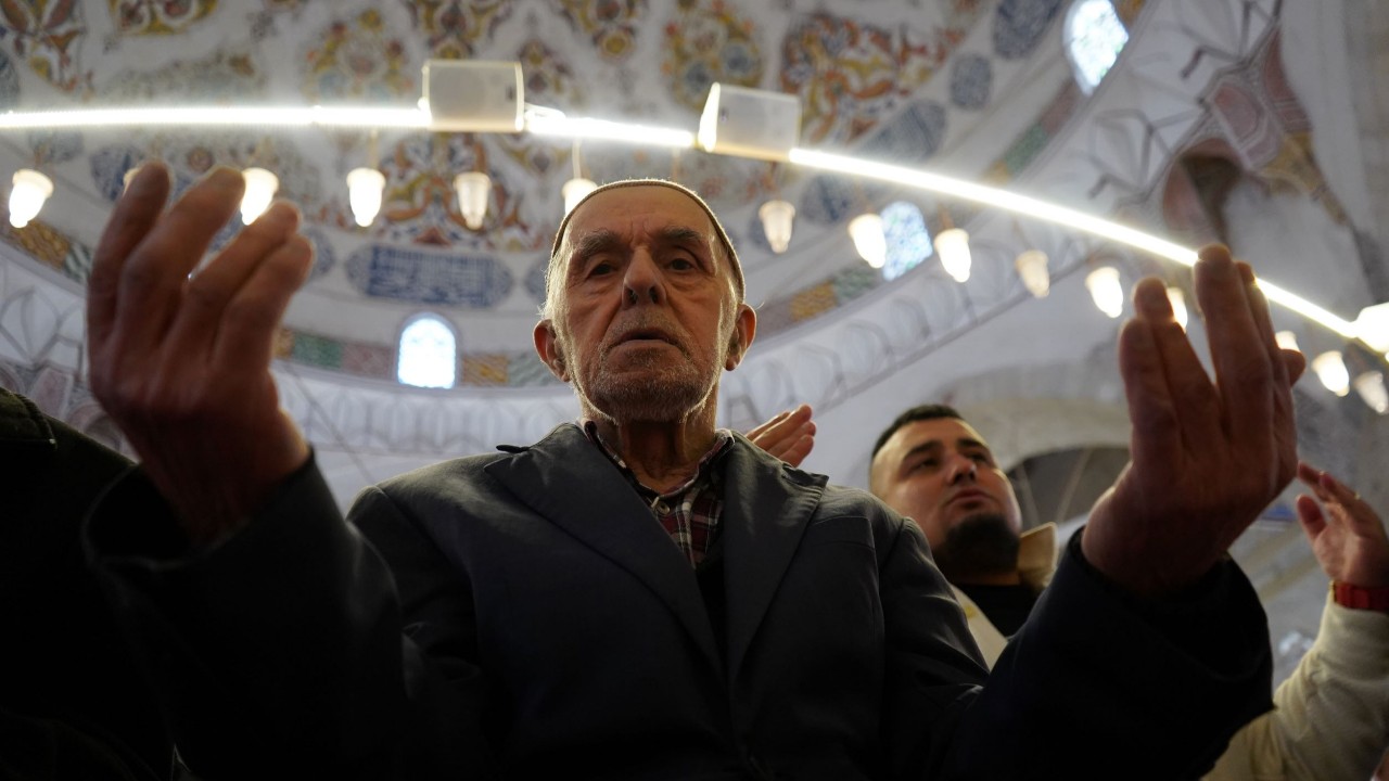 Depremde ölenlere gıyabi cenaze namazı