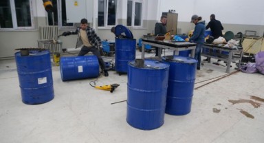 Depremzedeler için boş yağ varillerinden soba yapıyor