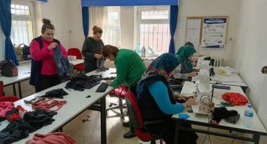 Depremzedeler için kışlık kıyafet dikiyor