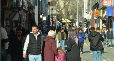 Isınan hava vatandaşları sokağa döktü