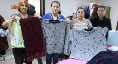 Kadınlar deprem bölgesi için kıyafet dikiyor