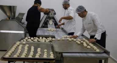Öğrenciler depremzedeler için okullarında ekmek üretiyor