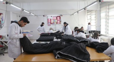 Öğrenciler depremzedeler için uyku tulumu dikiyor