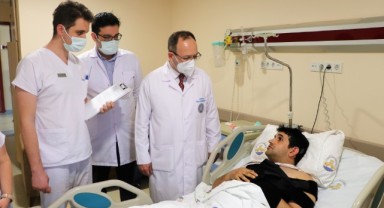 Yaralı depremzedelerin tedavileri sürüyor