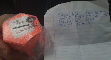 Yardım paketlerine koyulan notlar göz doldurdu